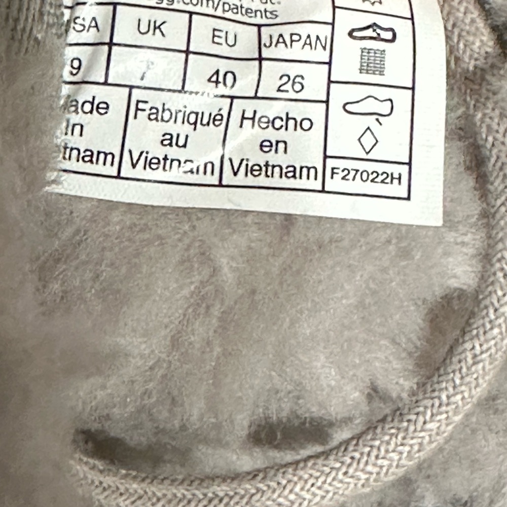 UGG - Picture 8 of 9